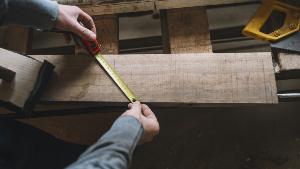 preparando madera sostenible a medida